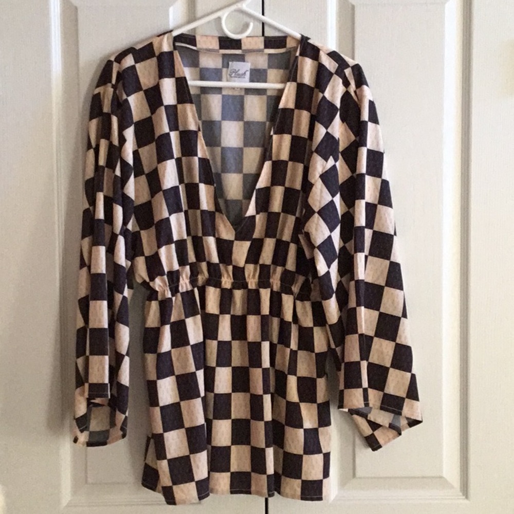 NWOT Plush Stay Warm & Stylish beach cover up.  Retails for $118. No flaws!